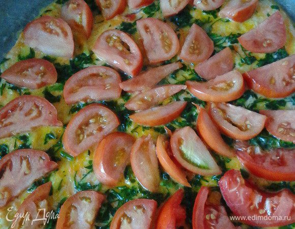 Сверху распределить дольки помидор.