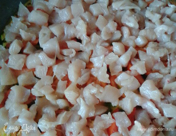 Нарезать мелкими кубиками куриное филе, отправить поверх помидор, соль, перец, прованские травы по вкусу (у меня итальянские травки).