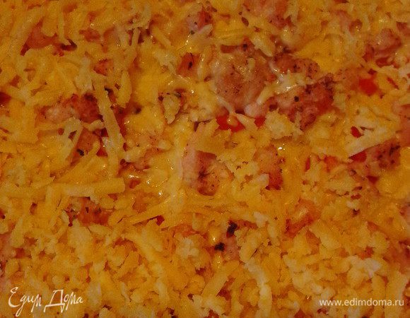 Отправить пиццу в духовку, разогретую до 180° на 30 минут. Натереть на терке сыр, по истечении времени распределить его по всей поверхности нашего чуда и оставить допекаться в духовке минут 7-10, до его расплавления.