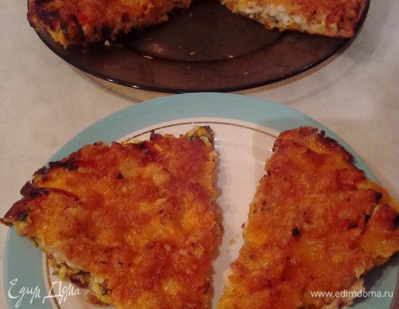 Готовую пиццу чуть остудить, нарезать на сегменты и угощать всех желающих.