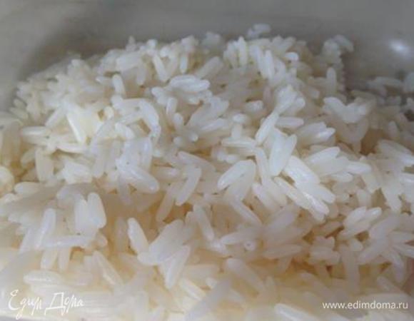 Отварить рис в подсоленной воде, промыть холодной водой.
