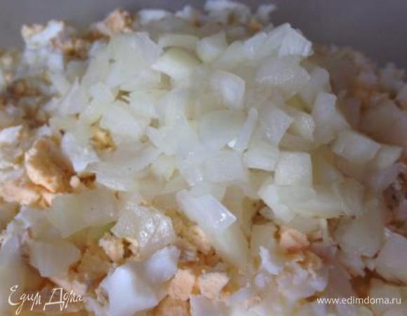 Добавить нарезанный мелко и ошпаренный кипятком (чтобы не горчил) лук.