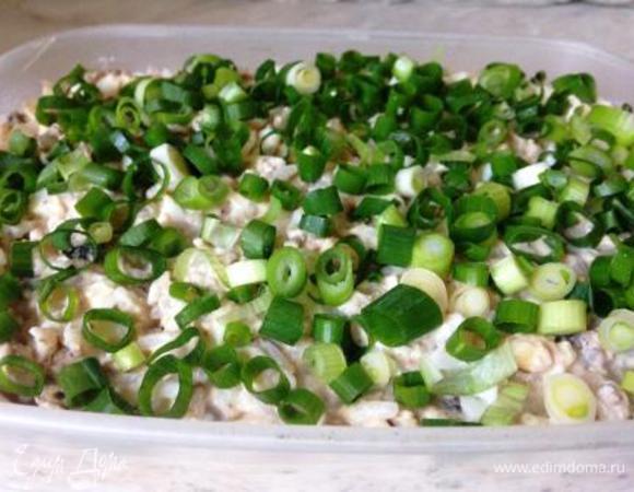 Приправить майонезом и солью по вкусу, все перемешать и присыпать зеленью.