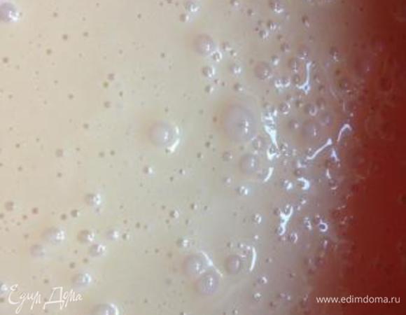 Для теста смешать сгущенку, яйцо, муку (ложки с горкой) с разрыхлителем и ванилином. Тесто довольно жидкое.