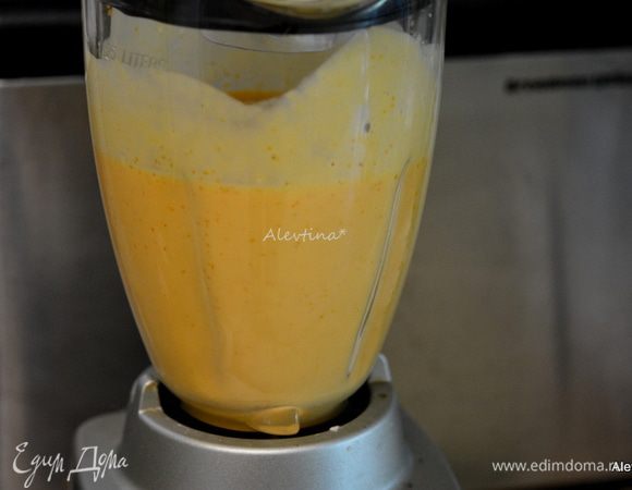 Взбить все в блендере или NutriBullet  до полной однородной массы.