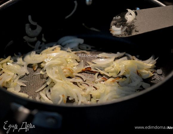 Масло растопить и обжарить тонко порезанную луковицу до мягкости. Снять с огня. 