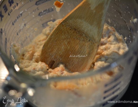 В стакан молока накрошить хлеб. Дать постоять 5 минут.