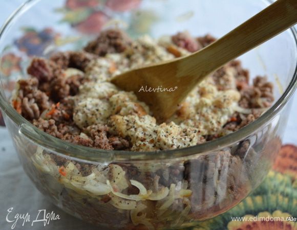 Смешать в большой емкости фарш, лук обжаренный, хлеб с молоком, мясные специи по вкусу, соль и черный перец, мускатный орех молотый.