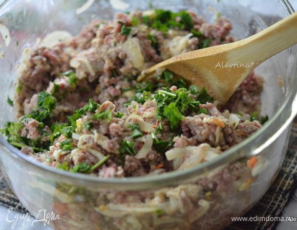 Добавить порезанную петрушку. Все перемешать. Сформируем небольшие шарики.