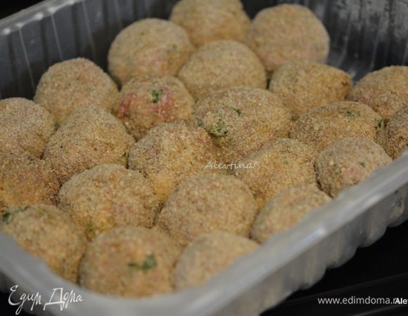 На тарелку одну выложим белок смешанный слегка с водой, на вторую молотые крошки. Сначала обмакнуть крокет в белковую смесь, а затем в крошку хлебную. 