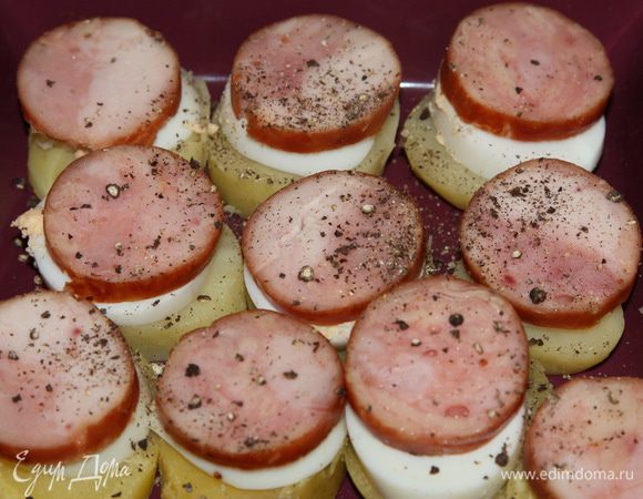 Выкладываем слоями: слой картофеля, слой яиц, слой колбасы, солим перчим по вкусу. 