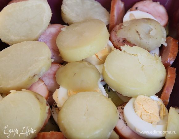 Так повторяем слои пока не закончатся ингредиенты, слой картофеля верхний - обязательно.