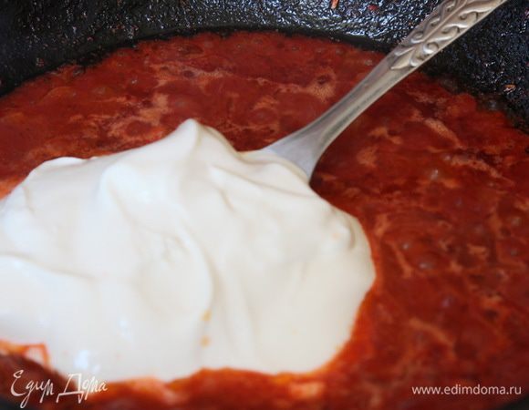 На сковороде разогреваем растительное масло, лук нарезаем полукольцами, чеснок рубим мелко. Припускаем в масле лук до прозрачности, затем добавляем чеснок, перемешиваем. Добавляем паприку, снова перемешиваем и сразу добавляем воду, где-то 100 мл. Размешиваем и добавляем сметану. Если получится очень густо, добавьте еще немного воды.