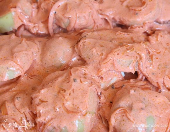 Заливаем этим соусом наше блюдо и отправляем в разогретую до 200 градусов духовку на 25-30 минут.