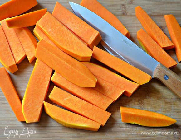 Очистите тыкву от кожуры и сердцевины. Нарежьте крупными кусками, выложите на противень, присыпав солью.