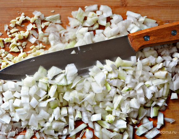 Лук, сельдерей и чеснок очень мелко нарежьте.