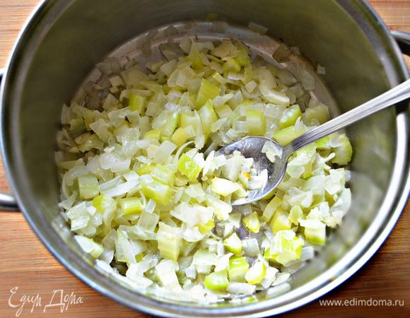 Оставшееся сливочное масло растопите в кастрюле с толстым дном, положите лук, сельдерей и чеснок, готовьте на среднем огне, помешивая, до мягкости, 5 мин. Влейте вино и выпаривайте, помешивая.