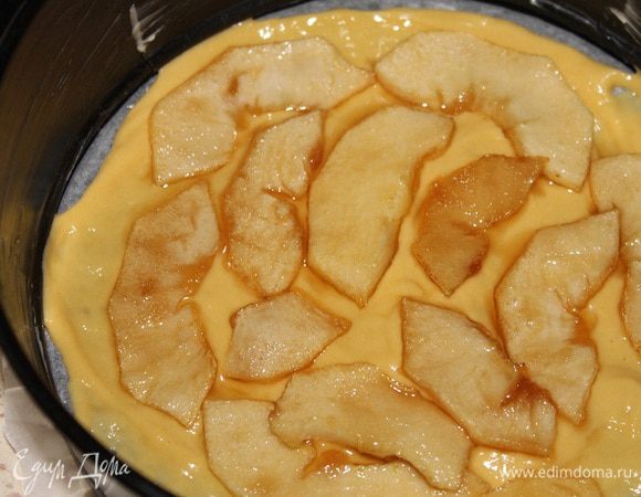 Форму (d — 18 см) застелить пергаментом и смазать сливочным маслом. Выложить 3 ст. л. теста, сверху распределить карамельные яблоки.