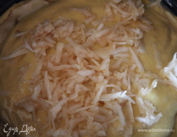 Далее еще 3 ст. л. теста и половинку оставшегося яблока натереть на крупной терке. Сверху выкладываем оставшееся тесто, разравниваем лопаткой. И ставим в заранее разогретую до 190°C духовку на 30–40 минут. Готовность проверить шпажкой.