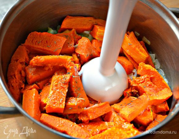 Добавьте запеченную тыкву, тимьян, соль, перец и взбейте блендером в пюре.