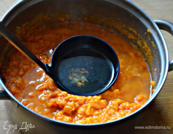 Добавьте бульон, при необходимости, посолите, доведите до кипения и варите на маленьком огне 15 минут.