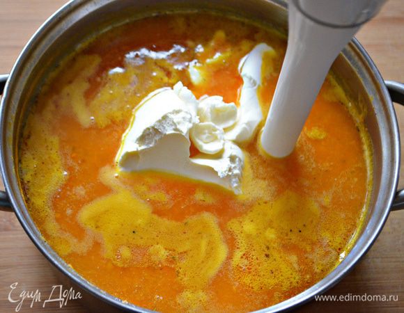 Добавьте в суп маскарпоне и еще раз все взбейте, а затем немного прогрейте. Если у вас нет маскарпоне, вы можете заменить его очень жирной сметаной или сливками.