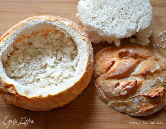 Для подачи тыквенного супа возьмите небольшую круглую буханку хлеба. Острым ножом срежьте «крышечку», аккуратно выньте мякиш, оставляя стенки толщиной 1-1,5 см. Донышко слегка уплотните. Поставьте, чтобы подсушить, полученную «тарелочку» в разогретую до 200°С духовку на 7 мин.