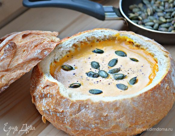 Дайте хлебной «тарелочке» слегка остыть, наполните тыквенным супом.