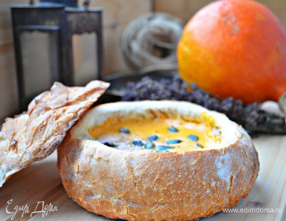 Подавайте суп с предварительно подсушенными на сухой сковороде тыквенными семечками. Приятного вам аппетита!