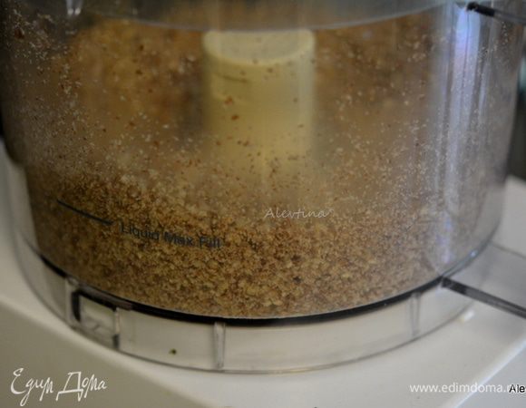 Разогреть духовку до 180 гр. Пекан измельчить в кухонном процессоре.