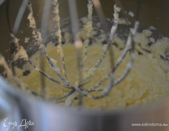 Масло размягченное взбить на средней скорости с сахарной пудрой. Примерно 2 мин. Добавить яйцо и ванилин.