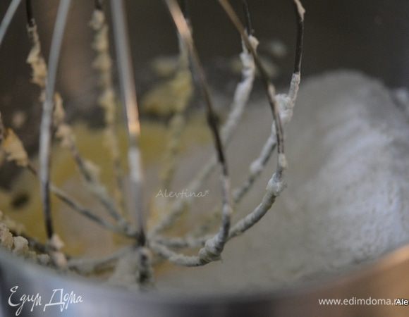 Отдельно смешать муку, разрыхлитель, соль. Добавить в маслянную смесь и скорость снизить.