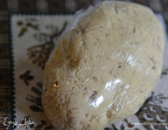 Затем добавить 1 стакан молотого пекана, перемешать и тесто завернуть в пищевую пленку. Положить в холодильник на 30 мин.