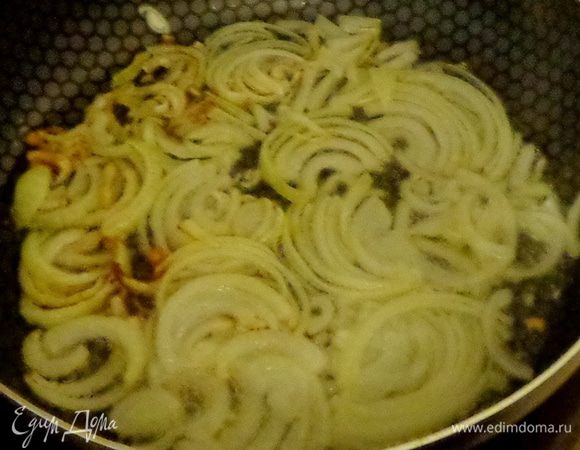 Нарезать лук полукольцами и обжарить его.