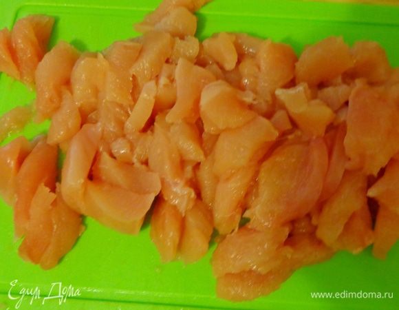 Мясо нарезать небольшими кусочками и обжарить его с луком. Посолить, поперчить, добавить любимые специи.