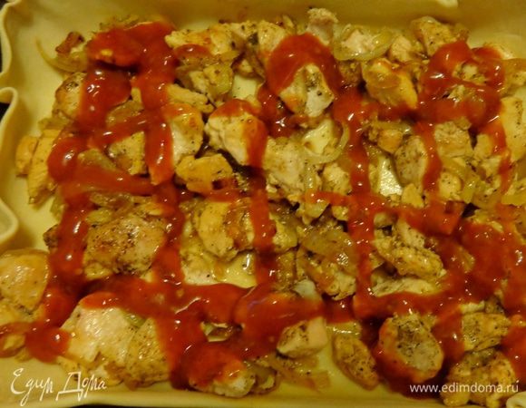 Раскатать 2\3 теста и положить слой мяса, сдобрив его острым соусом