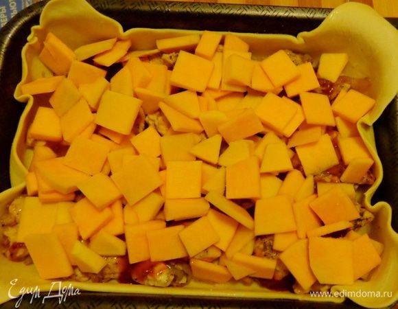 На мясо положить слой тонко нарезанной тыквы. Посолить, поперчить по вкусу.