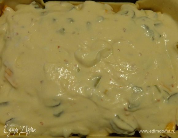 Сделать заправку: рикотту смешать с яйцом, сметаной и парой ложек острого соуса. При желании подсолить. Залить ею пирог. 