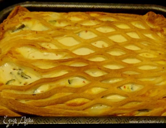 Накрыть пирог раскатанными остатками теста и печь 45-50 минут при 190 градусах. В начале выпечки пирог накрыть фольгой, чтобы пропекся низ, а где-то ближе к концу фольгу убрать и дать зарумяниться верху.