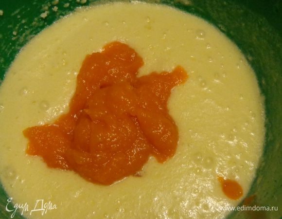 Сделать тесто: взбить масло с сахаром, по одному ввести яйца, продолжая взбивать, затем добавить муку и разрыхлитель. В конце добавить протертую тыкву.