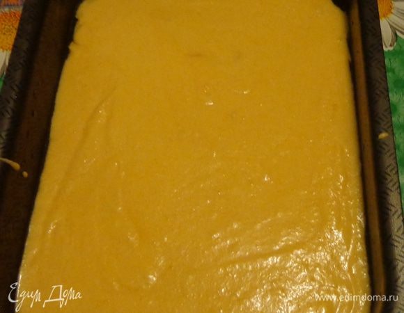 Вылить тесто на смазанный противень и печь 30-35 минут при 180 градусах до золотистости.