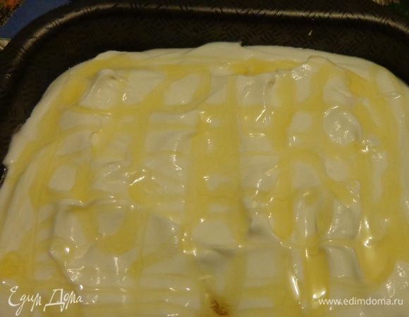 Сделать топпинг: взбить сливки до пиков, отдельно хорошенько размешать маскарпоне с сахарной пудрой и соединить со сливками. Нанести его на кекс. 
Сверху произвольно полить апельсиновым сиропом от джема.