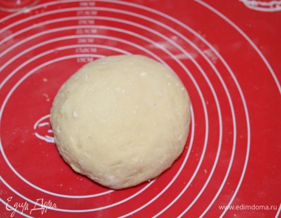 Постепенно вмешать оставшуюся муку. Тесто должно получиться мягким и эластичным.