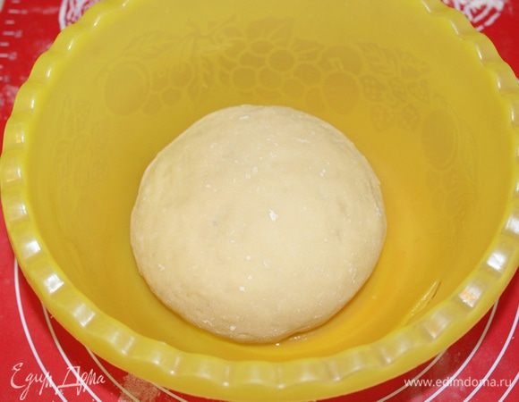 Положить в миску, накрыть салфеткой и поставить в тёплое место на 1,5 часа.