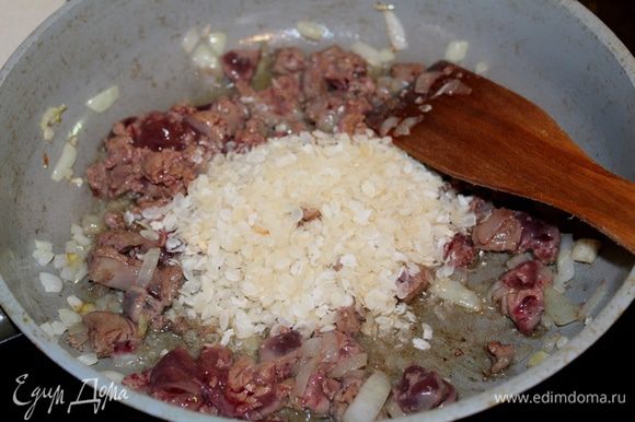 Для начинки: нарежьте мелко лук, обжарьте его на растительном масле, затем добавьте мелко нарезанную печень, потушите минут 5. Затем отварной рис (у меня были рисовые хлопья).