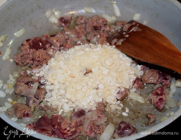 Для начинки: нарежьте мелко лук, обжарьте его на растительном масле, затем добавьте мелко нарезанную печень, потушите минут 5. Затем отварной рис (у меня были рисовые хлопья).
