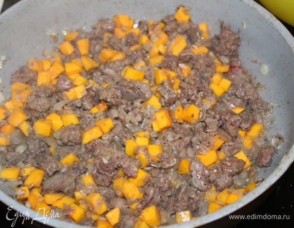 Мелко нарезанную тыкву поперчить, посолить, выключить огонь.