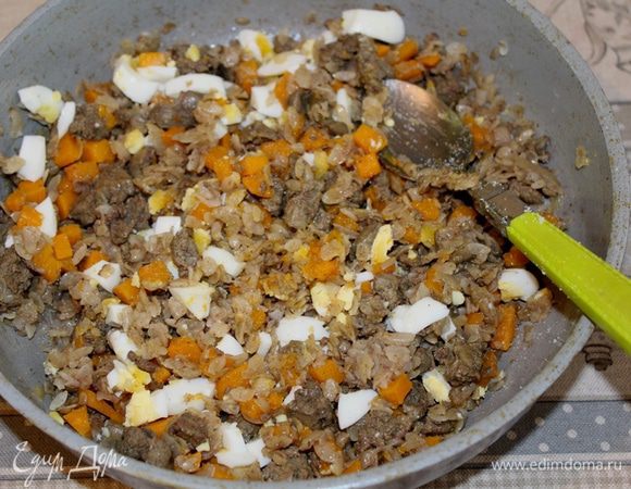 Два мелконарезаных сваренных яйца добавить в начинку.