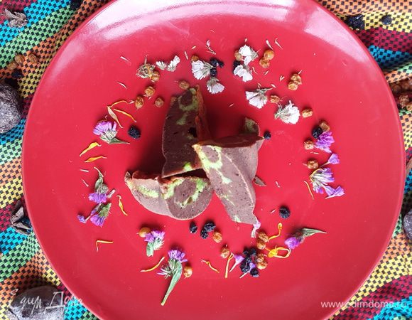 Взбить 5 яиц вместе с сахаром около 15 минут, добавить муку и перемешать. Разделить на 3 части.