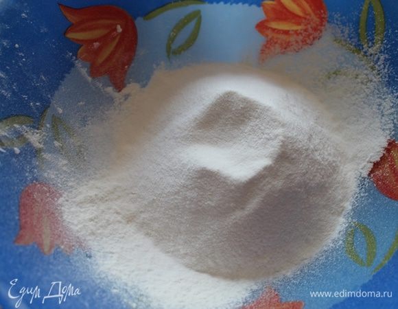 Муку просеять, добавить соль и разрыхлитель.